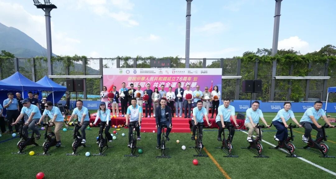 杨乐乐带儿子飞成都参加马术比赛，汪涵又缺席，沐沐露脸更像妈妈